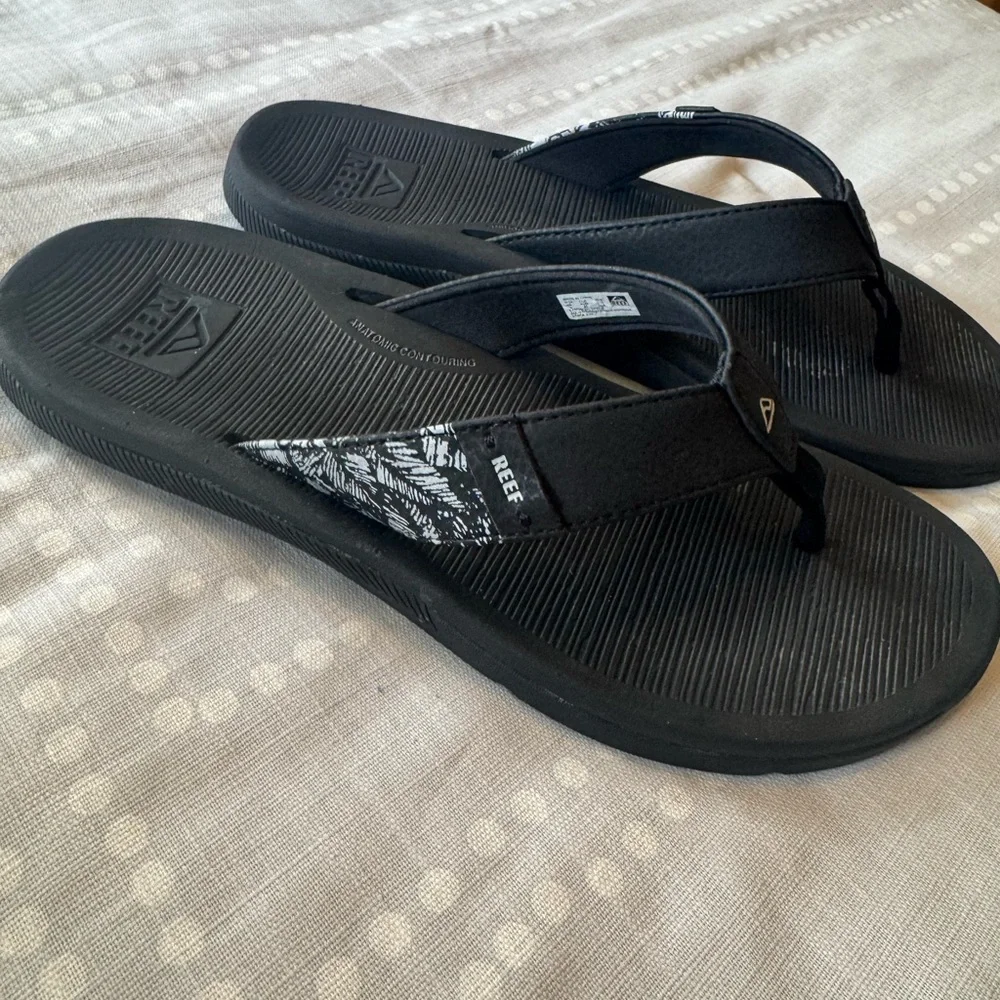 Reef Santa Ana Black Flip Flops with White Leaf Print - Picture 1 of 7